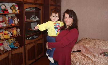 «Я виграла джекпот!». Переселенка з Луганщини отримала ключі від квартири у Городку