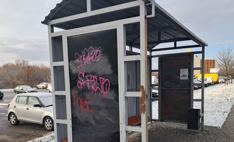 У Нетішині «господарюють» вандали – вони розмалювали зупинки та дорожні знаки