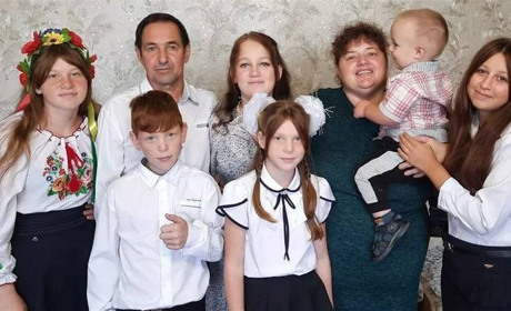 Мама, тато, троє синів і чотири доньки. І це не вся родина Лошиків із Ширяєвого