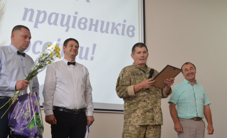 Вчителю Миколі Тямчику до професійного свята присвоїли військове звання. Чим ще вітали вчителів