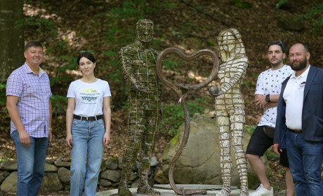 У парку Шенборна на Закарпатті відкрили скульптуру «Яблуко пізнання»