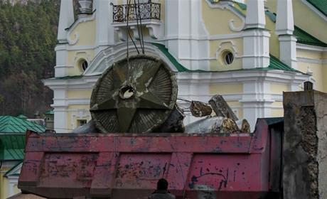 У Кременці демонтували Меморіал слави та пам'ятник Горькому