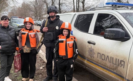 Правоохоронці евакуювали родину з дітьми із прифронтової Волоської Балаклії