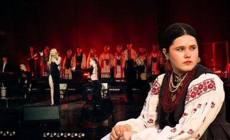 «Ой, я не пʼяна, я просто закохана»: як у соцмережах завірусився спів вокалістки із Сарн