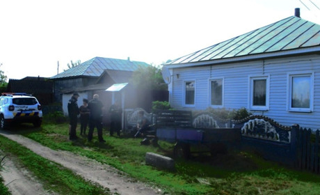 У селі на Глухівщині невістка побила колишню свекруху та викрала в неї гроші. Жінку затримали
