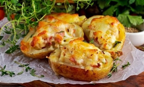 Рецепт дня: картопля в духовці з сиром і часником
