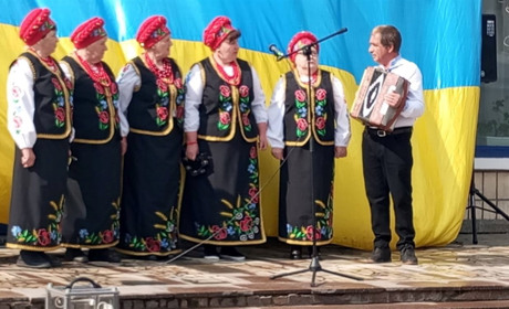 У Студениках відбувся благодійний захід до дня Матері: жителі донатили, щоб підтримати воїнів ЗСУ