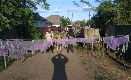 Який час такі й ігри. Діти у Ніжині влаштовують блокпости
