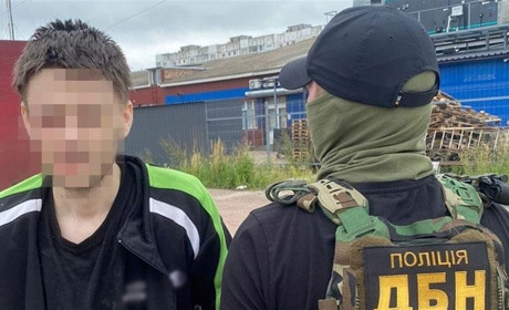 500 тис. грн та наркотики: в Чернігові поліція затримала місцевого "закладчика"