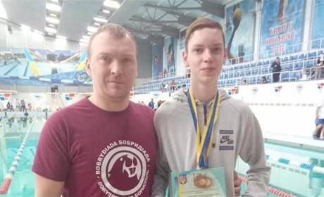 На всеукраїнській спартакіаді «Повір у себе» юний плавець із Вараша посів три призових місця