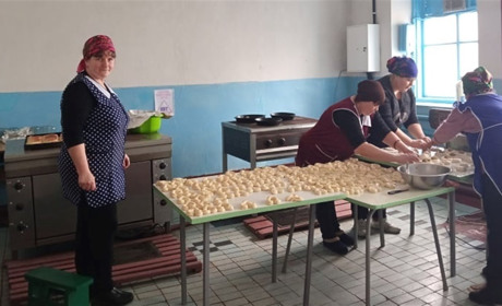 Лозівчани щоденно випікають понад 400 пиріжків для військових