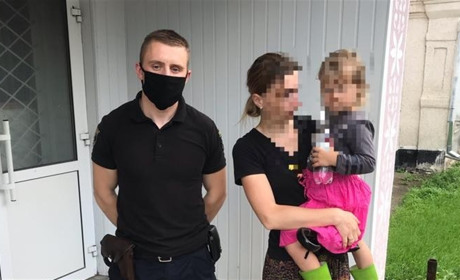 В Барі маленька дівчинка гуляла сама вулицями міста: поліція повернула дитину батькам