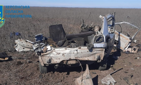 На Херсонщині на ворожій міні підірвався автомобіль, загинуло двоє людей