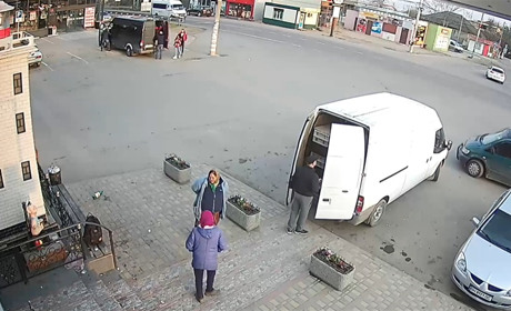 У Маяках жінка серед білого дня вирвала та забрала з собою квіти з клумби. Відео