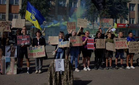 “Одна надія в серці, що за нас тут борються”. У Тростянці відбулась акція на підтримку полонених
