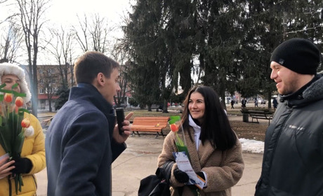 Як Конотоп City вітав закоханих 14 лютого. Підходили на вулиці та дарували купу подарунків
