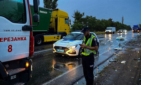 Лобове зіткнення на трасі М14 поблизу Щасливого: рятувальники деблокували постраждалого