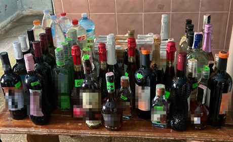 Вилучили майже 170 л спиртного: у сільській крамниці на Звягельщині незаконно продавали алкоголь