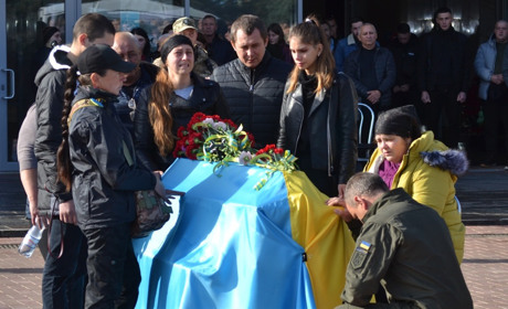 Южноукраїнці провели в останню путь старшого стрілка Федора Великого. Йому було 27 років