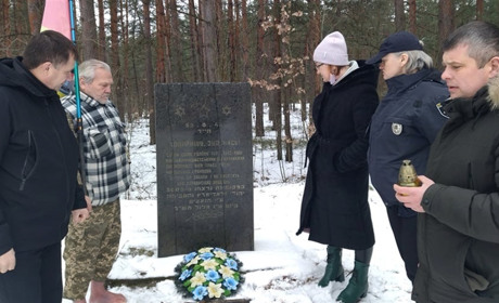 Вшанували жертв Голокосту у Володимирці громадськість, освіта та поліція