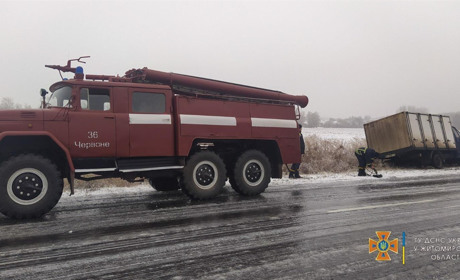 Через погодні умови звягельські рятувальники відбуксували дві вантажівки