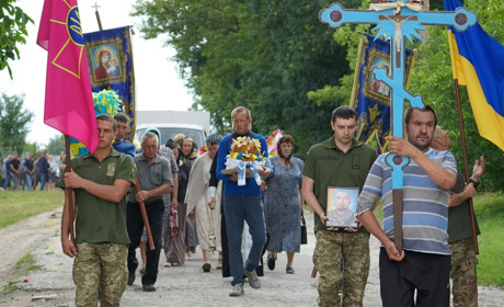 Зірвані сонця освітили його останню путь. У селі Жищинці поховали загиблого Героя Віталія Чернеця