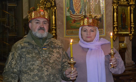 Коханню й війна не завада: на Чортківщині повінчалися воїн ЗСУ і волонтерка