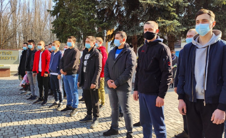 Поки що у цивільному, але вже солдати: 35 юнаків Петропавлівщини призвані до армії