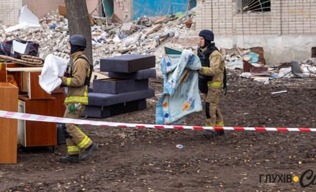 Фоторепортаж: що сьогодні відбувається біля зруйнованого гуртожитку в Глухові