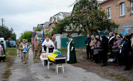 Був сповнений гідності та любові до рідної землі: у Кагарлику поховали воїна Віктора Гаркавенка