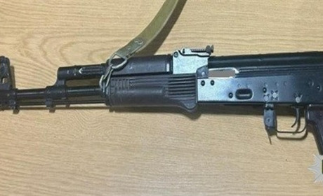 Збув автомат та набої за 50 тисяч гривень: у Херсоні поліцейські затримали «продавця» зброї