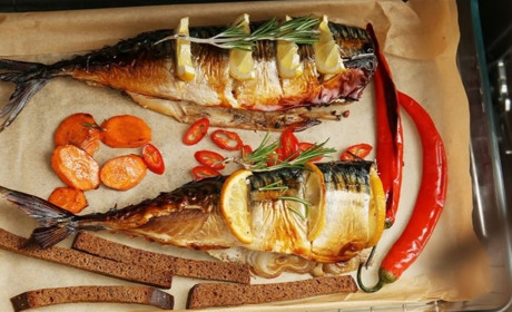 Рецепт дня: скумбрія, запечена з лимоном