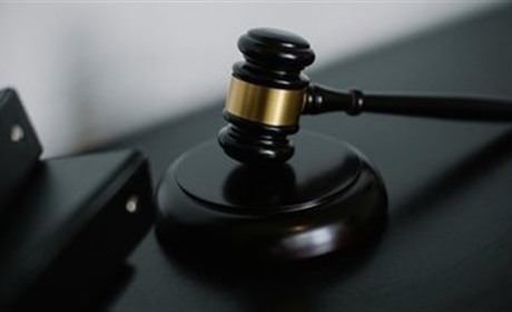 На Хмельниччині засуджено чоловіка за зґвалтування двох своїх доньок