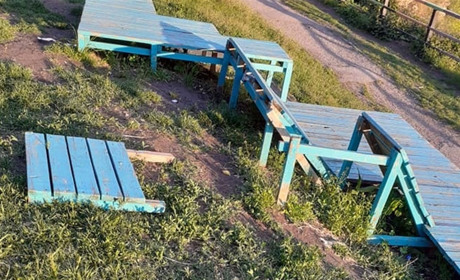 В Барі вандали поламали вуличні меблі в парку: фотофакт