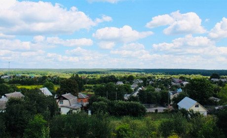 Тростянець на долоні: літня панорама міста. Фото