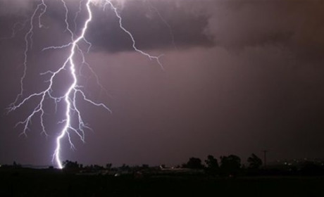У селі Шосткинського району блискавка спричинила пожежу