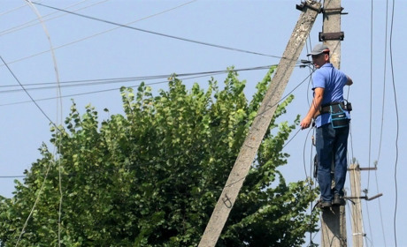 Робота між обстрілами, світло на прикордонні та графіки відключень. Як працюють енергетики Сумщини