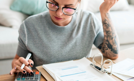 Податки для українців за кордоном: що потрібно знати і коли не варто хвилюватися