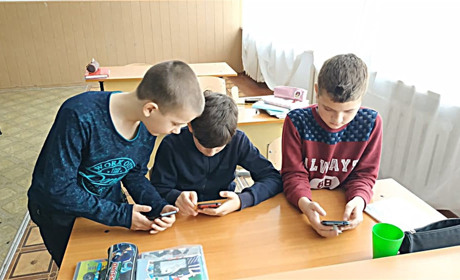 Должны ли учителя забирать телефоны у детей на уроках?