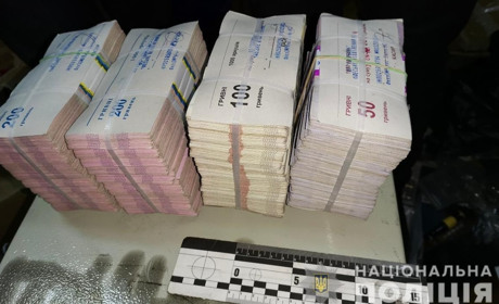 Спіймали на гарячому: троє злодіїв намагалися викрасти на ринку сейф з 1,5 млн грн і 180 тис доларів