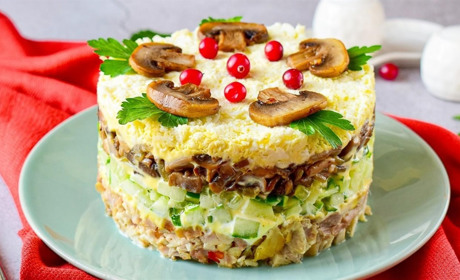 Рецепт дня: салат із копченою куркою, грибами та овочами