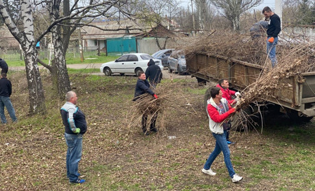Волновасьці організували прибирання сміття у Літньому парку. Фотофакт
