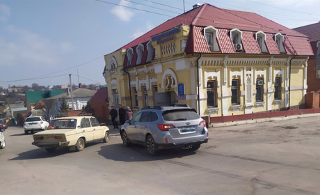 У Жмеринці по вулиці Хмельницького не змогли роз'їхатися ВАЗ та Subaru
