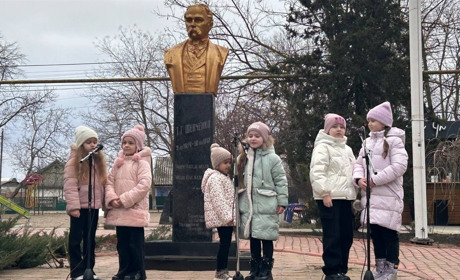 У День єднання у Біляївці діти декларували вірші і співали, що врятують своїми долонями Батьківщину