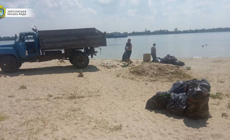 На херсонському пляжі «Лілея» комунальники прибрали сміття