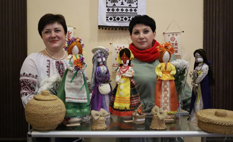 «Плетиво творчості». У Глухові відкрилася виставка робіт майстринь зі Слоута