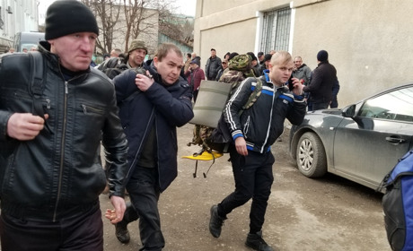 До Чортківського військкомату з`явилися десятки бажаючих стати на захист Батьківщини