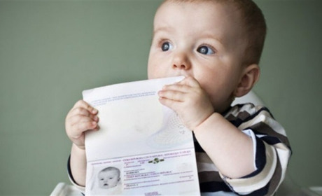 Відтепер оформити закордонний паспорт можна одночасно собі та дитині