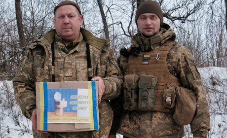 Окопні свічки та смаколики доставили на передову