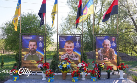 Чорниводи вклонилися Героям: в селі відкрили пам’ятні дошки трьом загиблим воїнам